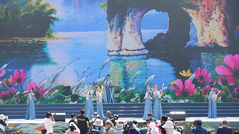 花語湖畔、香動凌源 女子水晶樂坊亮相第五屆中國凌源百合節