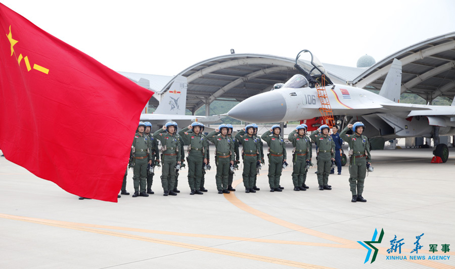 ↑軍旗招展，航空驕子對藍天宣誓。