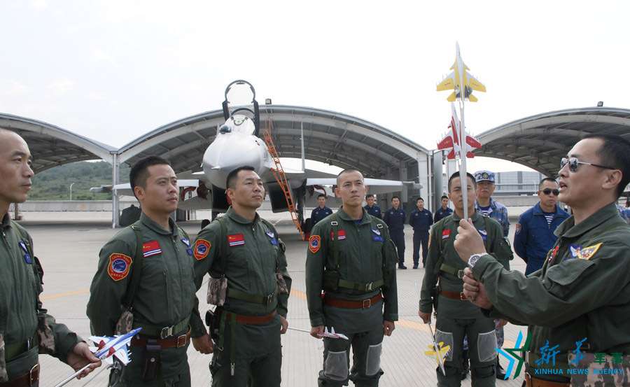 ↑海軍某艦載航空兵部隊部隊長戴明盟帶領飛行員進行地面模擬訓練。
