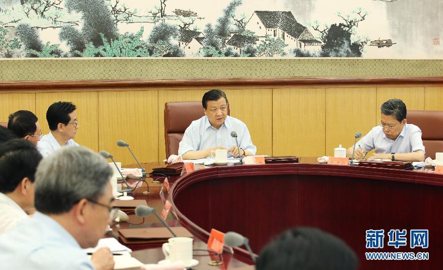 6月24日，中共中央政治局常委、中央黨的群眾路線教育實(shí)踐活動(dòng)領(lǐng)導(dǎo)小組組長(zhǎng)劉云山在北京主持召開中央黨的群眾路線教育實(shí)踐活動(dòng)領(lǐng)導(dǎo)小組會(huì)議。新華社記者 姚大偉 攝 