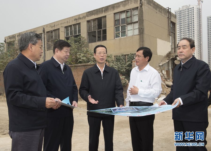 10月22日至23日，中共中央政治局常委、國務院副總理張高麗在山東調研扶貧工作情況。這是10月22日，張高麗就整體搬遷脫貧實地考察濟寧東南片區還遷安置區暨東南華城棚戶區改造項目。 新華社記者 王曄 攝