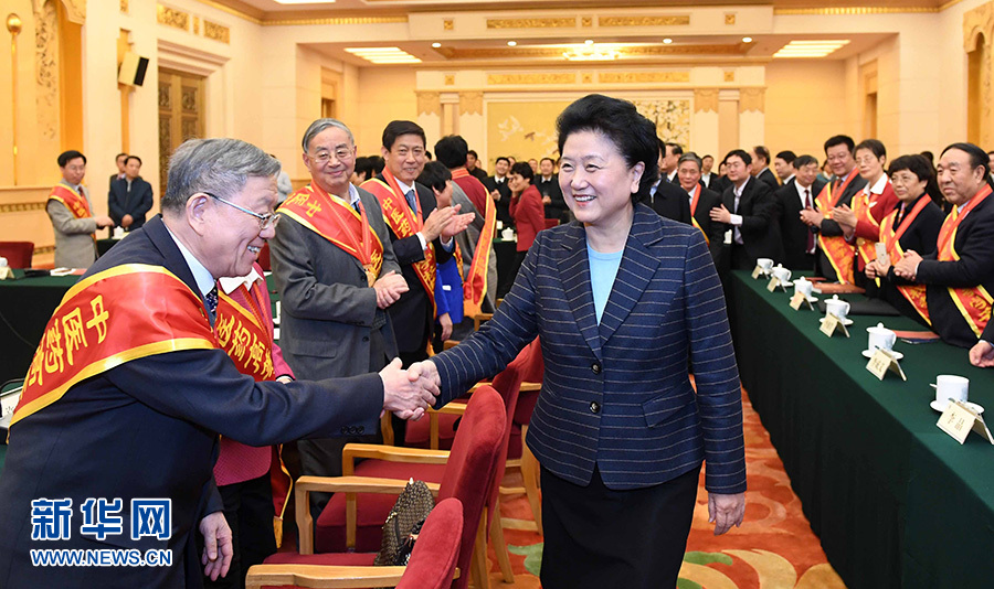 12月29日，中共中央政治局委員、國務院副總理劉延東在北京與中醫(yī)藥高等學校教學名師座談。這是座談會前，劉延東與獲得表彰的教師握手。新華社記者 張鐸 攝