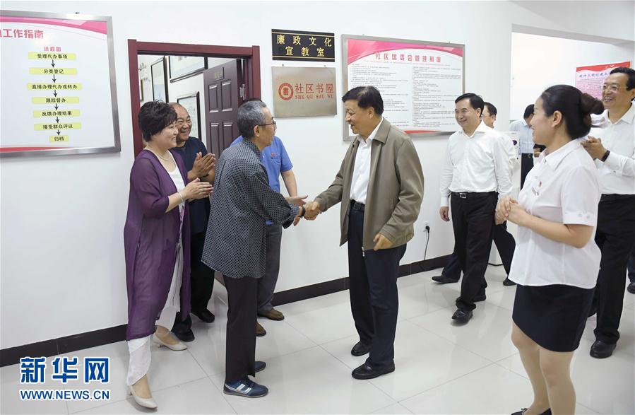 6月22日至24日，中共中央政治局常委、中央書記處書記劉云山在遼寧調研。這是6月23日，劉云山在錦州市西街社區與干部群眾深入交流。新華社記者 張鐸 攝
