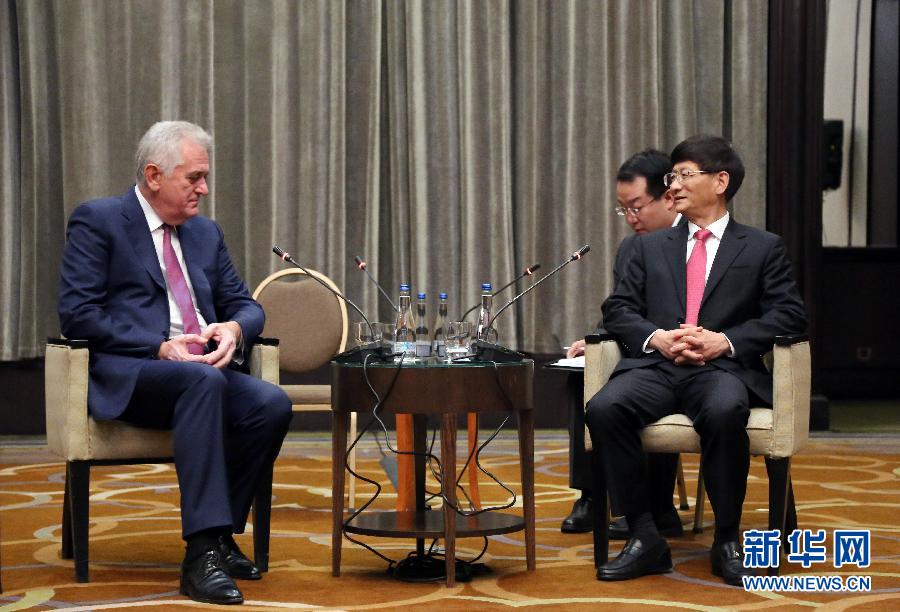 9月11日，在塞爾維亞首都貝爾格萊德，習(xí)近平主席特使、中共中央政治局委員、中央政法委書記孟建柱（右）會(huì)見(jiàn)塞爾維亞前總統(tǒng)尼科利奇（左）。新華社記者王慧娟攝