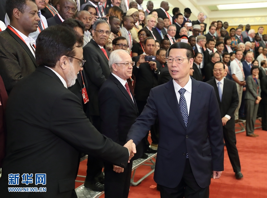 9月21日，中共中央政治局常委、國務院副總理張高麗在北京人民大會堂會見來華參加2017“一帶一路”媒體合作論壇的外方代表并回答大家關心的問題。新華社記者王曄攝 