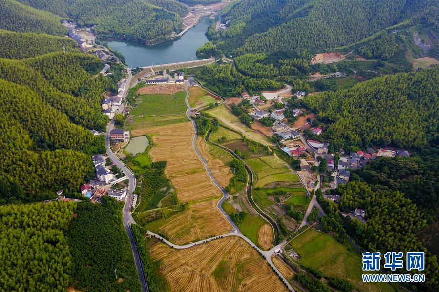 (圖文互動(dòng)·新華全媒頭條)(6)讓農(nóng)民致富奔小康的道路越走越寬廣——黨的十八大以來(lái)以習(xí)近平同志為核心的黨中央關(guān)心農(nóng)村公路發(fā)展紀(jì)實(shí)