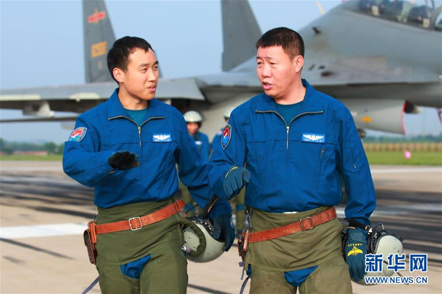 （新華全媒頭條·圖文互動(dòng)）（3）戰(zhàn)鷹，為祖國(guó)奮飛——記空軍航空兵某旅旅長(zhǎng)、特級(jí)飛行員郝井文