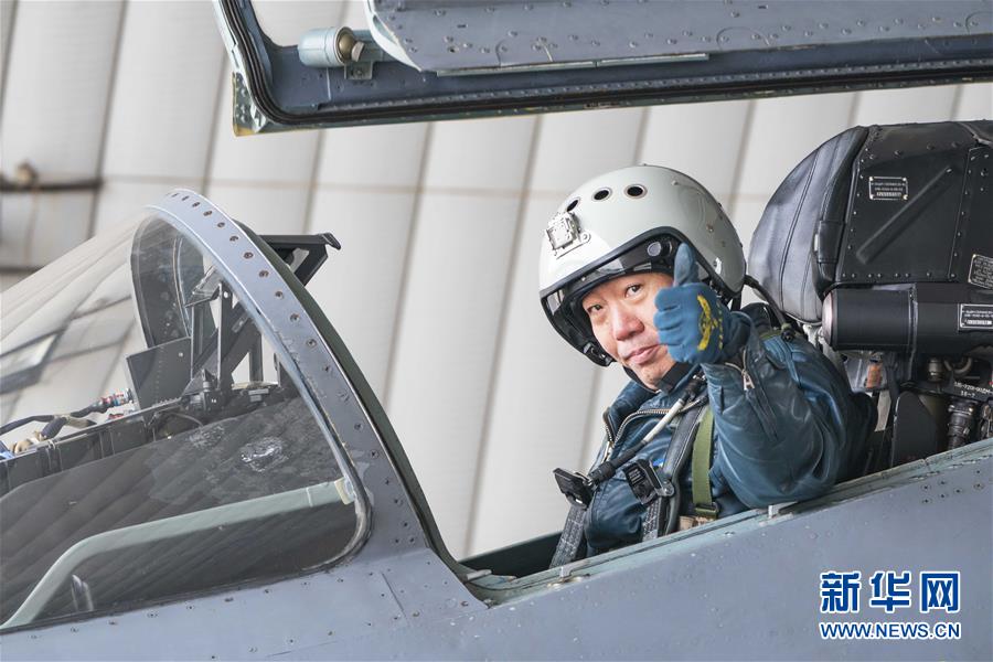 （新華全媒頭條·圖文互動(dòng)）（4）戰(zhàn)鷹，為祖國(guó)奮飛——記空軍航空兵某旅旅長(zhǎng)、特級(jí)飛行員郝井文