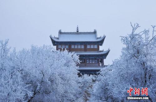 資料圖：小寒時節(jié)，甘肅嘉峪關(guān)市迎來了一場大雪。師永紅 攝
