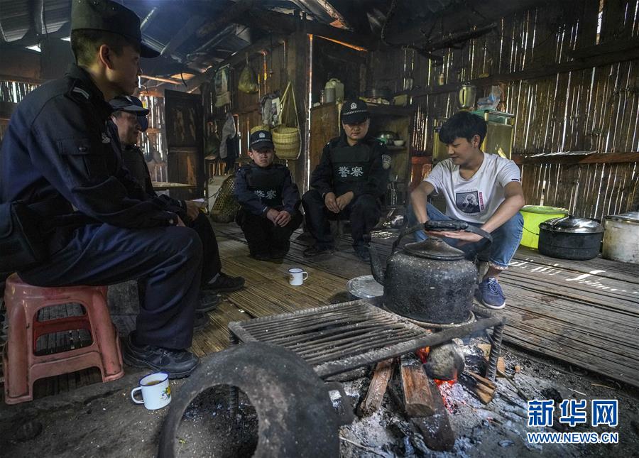 (愛國情 奮斗者·圖文互動(dòng))(1)警民情深——記云南貢山縣獨(dú)龍江鄉(xiāng)邊境派出所