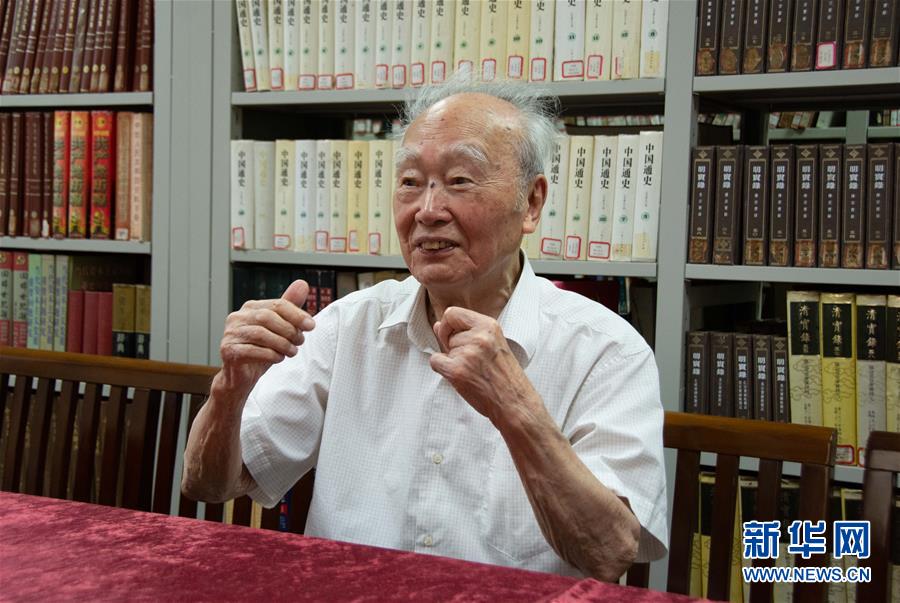 （新華全媒頭條·圖文互動）（5）滄海橫流 信仰彌堅——記共產(chǎn)黨員、湘潭大學(xué)九旬教授滄南