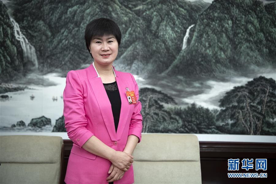 （兩會·圖片故事）（10）全國人大代表馬恒燕：讓城鄉(xiāng)學生共享“互聯(lián)網+教育”優(yōu)質資源