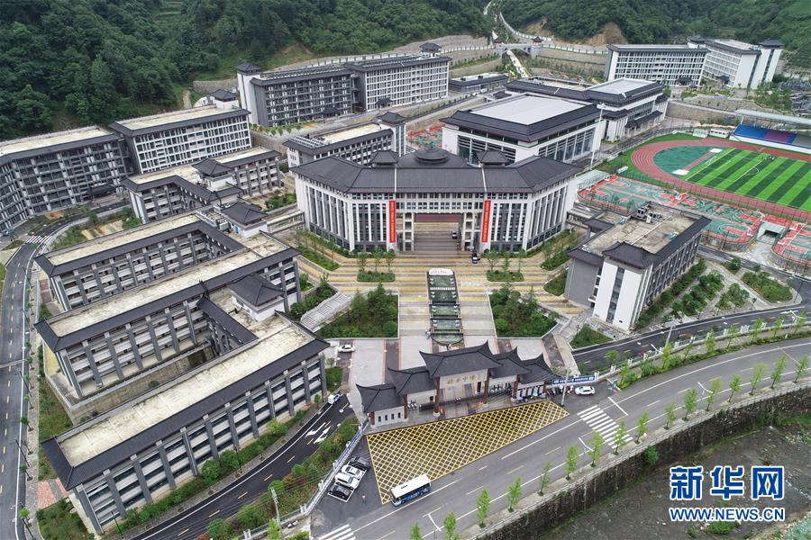 （新華視點·圖文互動）（1）學校建漂亮點本無錯，為何這所“豪華中學”讓人困惑？