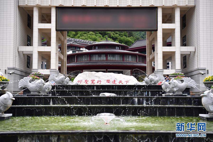 （新華視點·圖文互動）（3）學校建漂亮點本無錯，為何這所“豪華中學”讓人困惑？