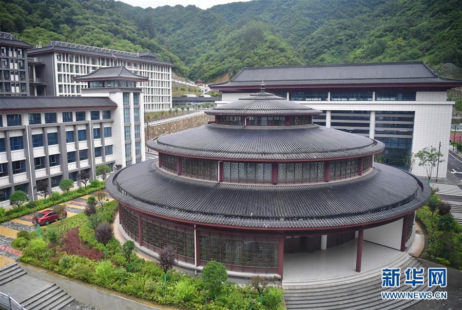 （新華視點·圖文互動）（4）學校建漂亮點本無錯，為何這所“豪華中學”讓人困惑？