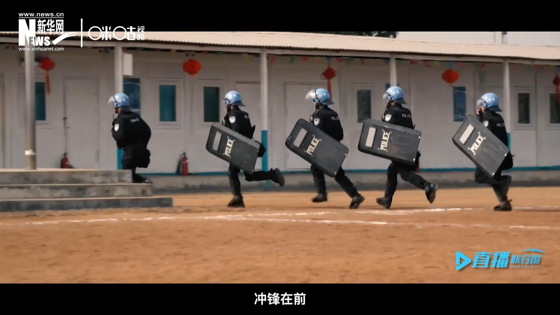 有這樣一支隊(duì)伍，他們不畏艱險(xiǎn)，沖鋒在前，頭戴藍(lán)盔，為和平而戰(zhàn)，他們的名字叫做聯(lián)合國維和部隊(duì)。