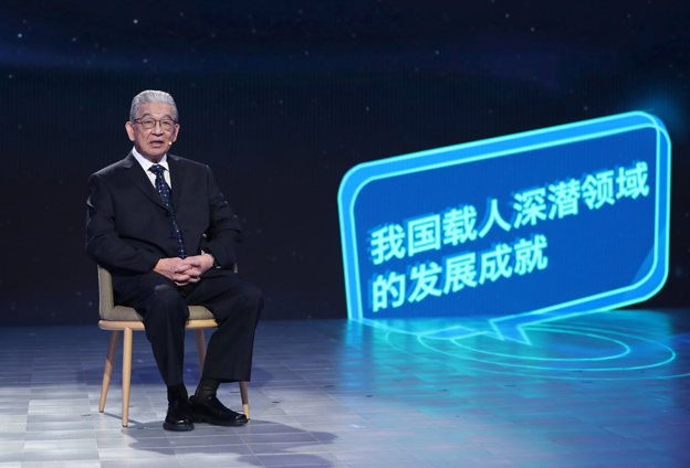 抱著要建造先進的海軍裝備保家衛國的心愿，考入了交通大學造船系