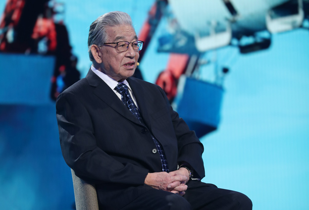 中華民族實現了可上九天攬月，可下五洋捉鱉的宏偉夙愿
