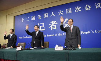 尚福林、劉士余和項俊波向記者揮手致意