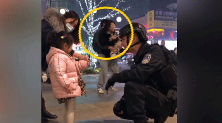 女子被特警圈粉蹲地拍照不想走，男友接下來的舉動驚呆網友