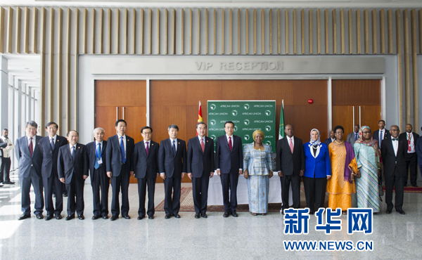 5月5日，中國國務院總理李克強在亞的斯亞貝巴非洲聯(lián)盟總部會見非盟委員會主席祖馬。這是會見后，李克強同祖馬參加集體合影。新華社記者王曄攝