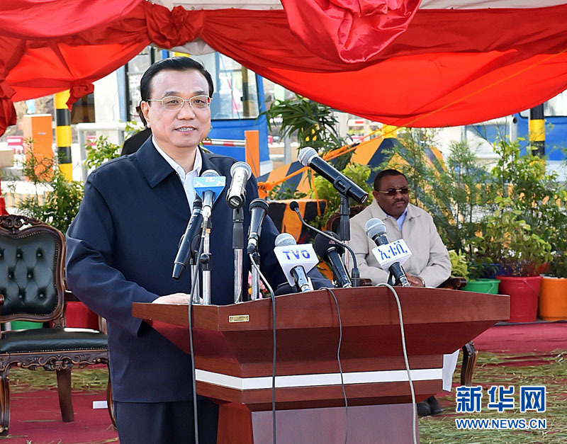 5月5日，國務院總理李克強與埃塞俄比亞總理海爾馬里亞姆共同出席亞的斯亞貝巴-阿達瑪高速公路一期竣工揭牌典禮，并為二期工程開工奠基剪彩。這是李克強在典禮上致辭。新華社記者 李濤 攝 