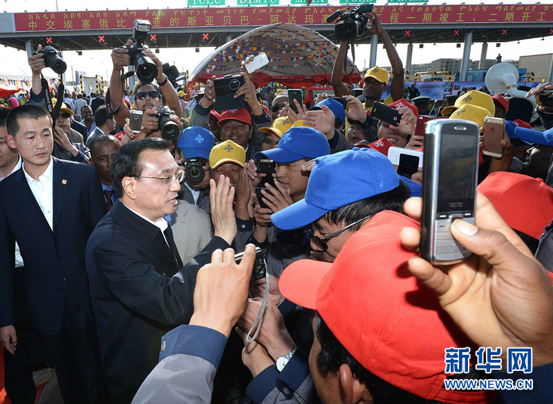 5月5日，中國國務院總理李克強與埃塞俄比亞總理海爾馬里亞姆共同出席亞的斯亞貝巴-阿達瑪高速公路一期竣工揭牌典禮，并為二期工程開工奠基剪彩。這是典禮結束后，李克強同工程施工人員親切交談。新華社記者 李濤 攝 