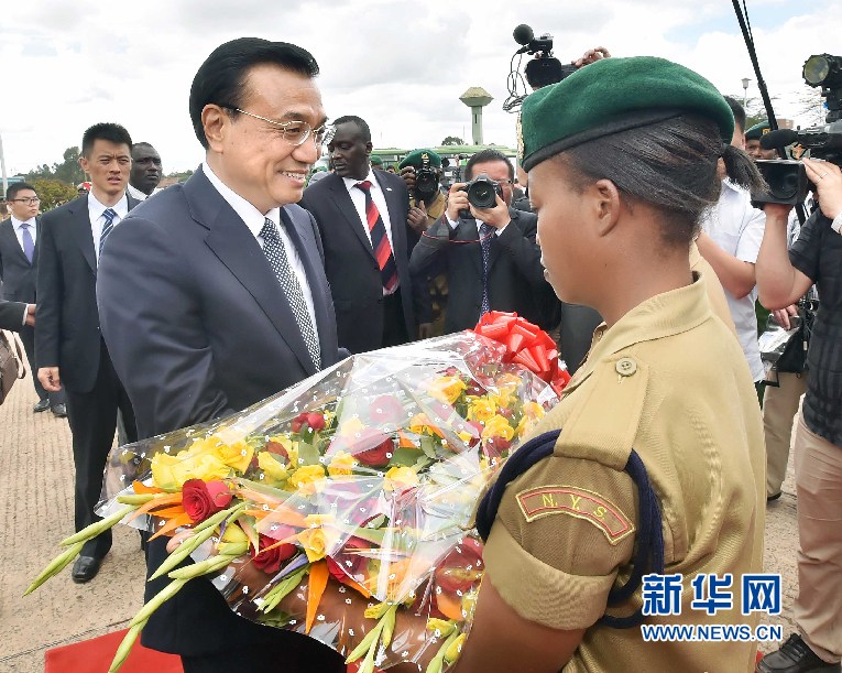 5月11日，中國國務院總理李克強參觀肯尼亞國家青年服務隊。這是服務隊隊員向李克強敬獻鮮花。 新華社記者 李濤 攝