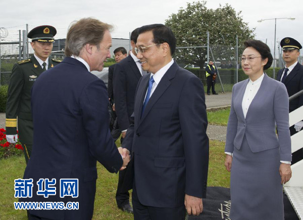 6月16日，應英國首相卡梅倫邀請，國務院總理李克強乘專機抵達倫敦希思羅機場，開始對英國進行正式訪問。李克強總理夫人程虹同機抵達。這是英國政府高級官員到機場迎接李克強總理和夫人。新華社記者 黃敬文 攝