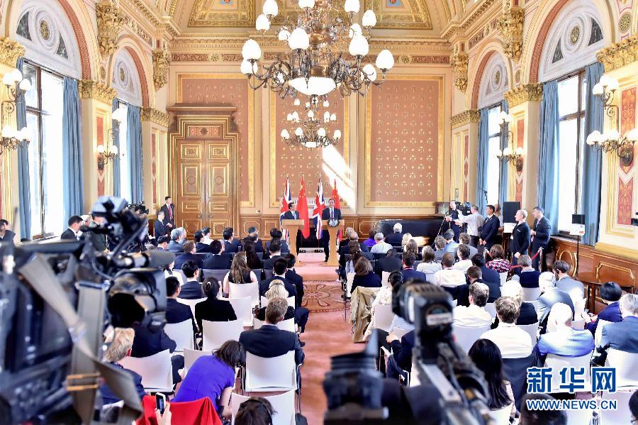 6月17日，中國國務(wù)院總理李克強(qiáng)同英國首相卡梅倫在倫敦舉行中英總理年度會晤后共同會見記者。新華社記者 李濤 攝