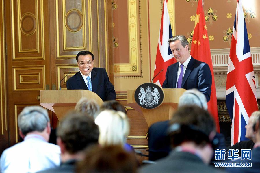 6月17日，中國國務(wù)院總理李克強(qiáng)同英國首相卡梅倫在倫敦舉行中英總理年度會晤后共同會見記者。新華社記者 李濤 攝