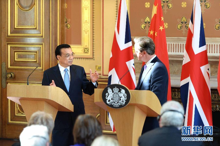 6月17日，中國國務(wù)院總理李克強(qiáng)同英國首相卡梅倫在倫敦舉行中英總理年度會晤后共同會見記者。新華社記者 李濤 攝
