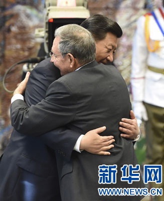 當(dāng)?shù)貢r(shí)間7月22日，國家主席習(xí)近平在哈瓦那接受古巴政府授予的“何塞·馬蒂”勛章。古巴國務(wù)委員會(huì)主席兼部長(zhǎng)會(huì)議主席勞爾·卡斯特羅為習(xí)近平佩戴勛章。新華社記者馬占成攝