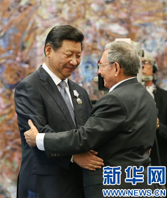 當(dāng)?shù)貢r(shí)間7月22日，國家主席習(xí)近平在哈瓦那接受古巴政府授予的“何塞·馬蒂”勛章。古巴國務(wù)委員會(huì)主席兼部長(zhǎng)會(huì)議主席勞爾·卡斯特羅為習(xí)近平佩戴勛章。新華社記者劉衛(wèi)兵攝