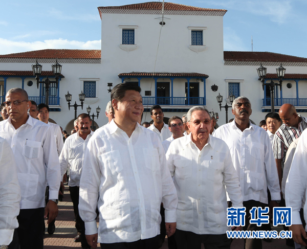 當地時間7月23日，國家主席習近平在古巴國務委員會主席兼部長會議主席勞爾·卡斯特羅全程陪同下，訪問古巴第二大城市、被稱為“英雄城”的圣地亞哥。這是習近平和勞爾參觀圣地亞哥市政府。新華社記者蘭紅光 攝