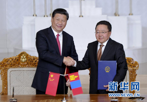 8月21日，國家主席習(xí)近平在烏蘭巴托同蒙古國總統(tǒng)額勒貝格道爾吉舉行會(huì)談。會(huì)談后，兩國元首共同簽署并發(fā)表《中華人民共和國和蒙古國關(guān)于建立和發(fā)展全面戰(zhàn)略伙伴關(guān)系的聯(lián)合宣言》。新華社記者 張鐸 攝