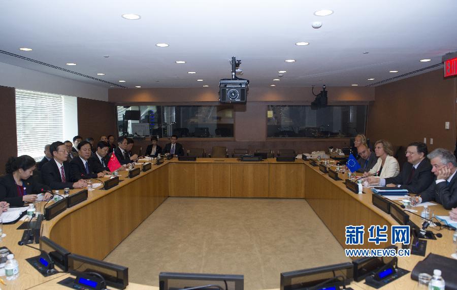  9月23日，正在紐約出席聯(lián)合國(guó)氣候峰會(huì)的國(guó)家主席習(xí)近平特使、國(guó)務(wù)院副總理張高麗在紐約聯(lián)合國(guó)總部會(huì)見(jiàn)歐盟委員會(huì)主席巴羅佐。新華社記者 王曄 攝 