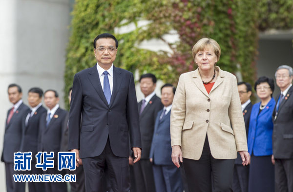 10月10日，德國總理默克爾在柏林總理府前廣場舉行隆重儀式，歡迎國務院總理李克強對德國進行正式訪問。 新華社記者 謝環(huán)馳 攝 