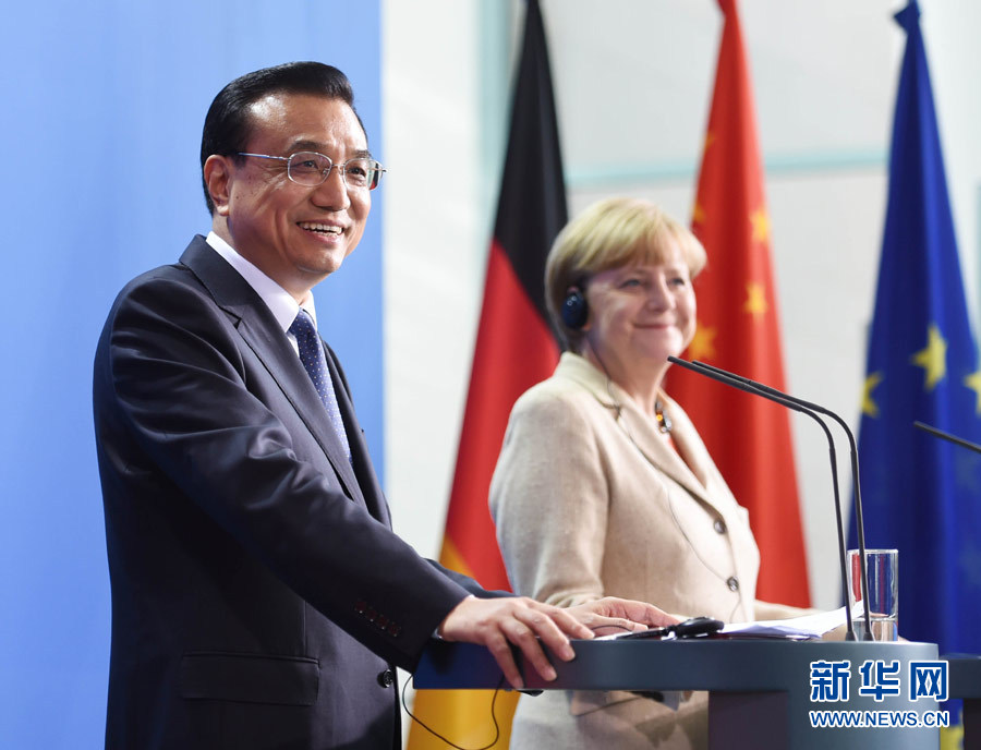 10月10日，國務院總理李克強在柏林與德國總理默克爾圓滿結束第三輪中德政府磋商后共同會見記者。 新華社記者 李學仁 攝 