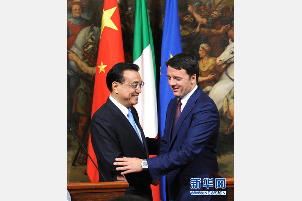 10月14日，中國國務院總理李克強與意大利總理倫齊在羅馬舉行會談后共同會見記者。 新華社記者 饒愛民 攝 