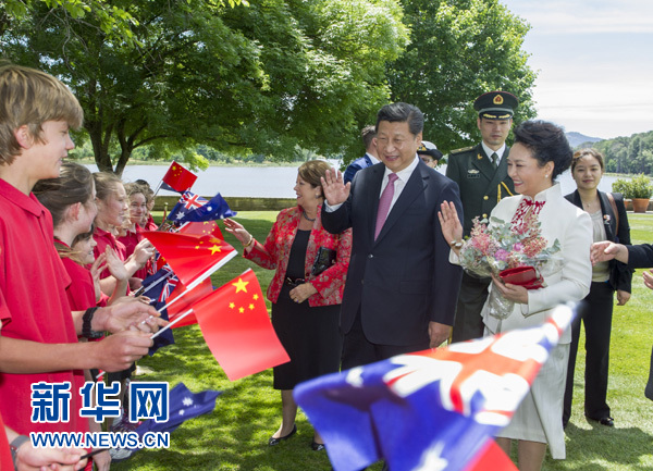 11月17日，中國國家主席習(xí)近平在堪培拉會(huì)見澳大利亞總督科斯格羅夫。會(huì)見前，科斯格羅夫在總督府草坪為習(xí)近平舉行隆重歡迎儀式。習(xí)近平和夫人彭麗媛抵達(dá)時(shí)，受到科斯格羅夫總督夫婦熱情迎接。新華社記者謝環(huán)馳 攝 
