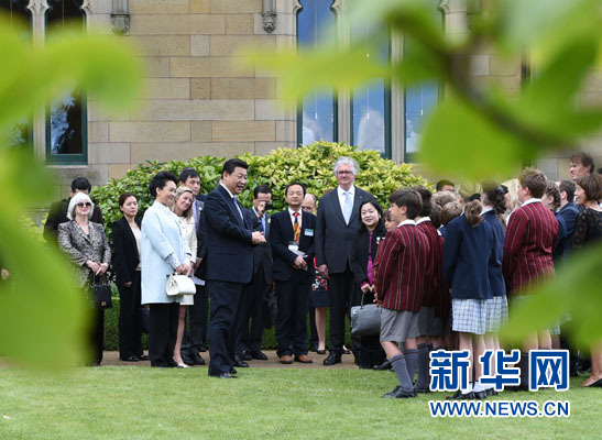 11月18日，國家主席習近平在澳大利亞塔斯馬尼亞州與朗塞斯頓市斯科奇－歐克伯恩小學的小學生共同植樹。新華社記者 馬占成 攝
