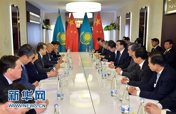 1月21日，中國國務院總理李克強在瑞士達沃斯會見哈薩克斯坦總理馬西莫夫。 新華社記者 李濤 攝