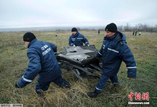 資料圖：當地時間2014年11月16日，烏克蘭頓涅茨克地區，墜毀MH17飛機殘骸收集工作進行中。