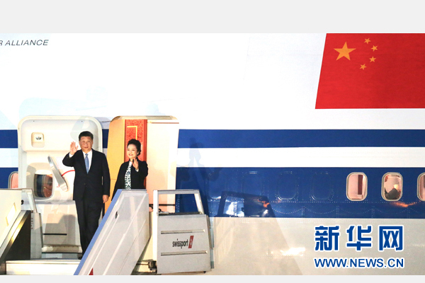 當地時間11月18日，國家主席習近平抵達利馬，出席亞太經合組織第二十四次領導人非正式會議并對秘魯共和國進行國事訪問。習近平和夫人彭麗媛受到秘魯副總統阿勞斯等熱情迎接。新華社記者 丁林 攝