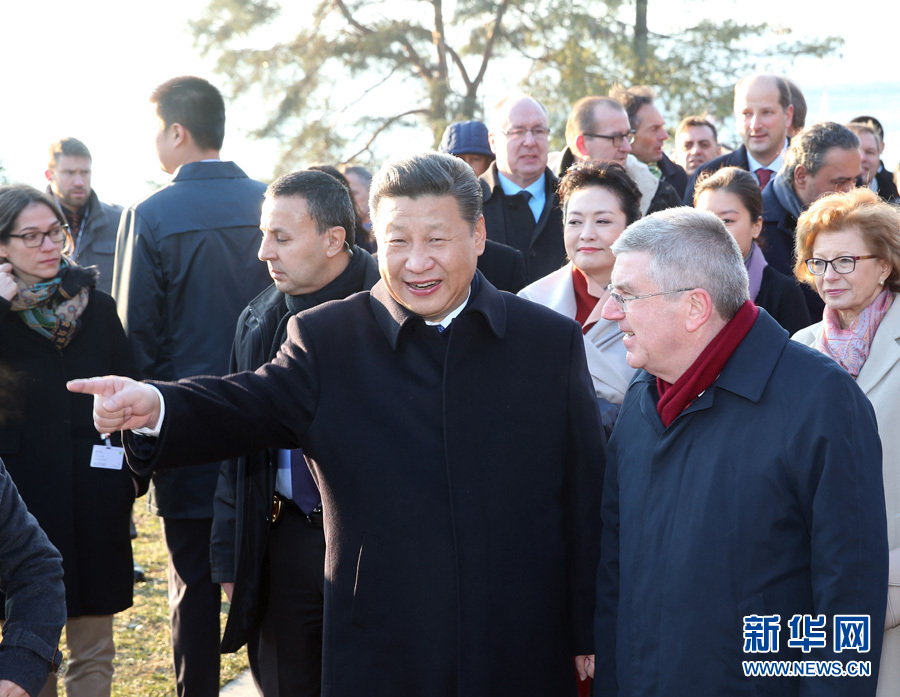 1月18日，國(guó)家主席習(xí)近平在瑞士洛桑國(guó)際奧林匹克博物館會(huì)見(jiàn)國(guó)際奧林匹克委員會(huì)主席巴赫。這是會(huì)見(jiàn)后，習(xí)近平和夫人彭麗媛在巴赫主席夫婦陪同下，參觀國(guó)際奧林匹克博物館。新華社記者 姚大偉 攝
